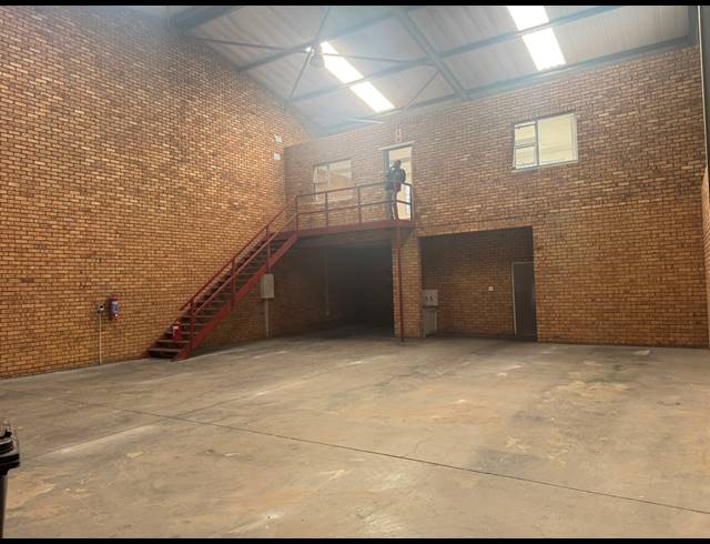 300M² WAREHOUSE TO LET IN CROWN